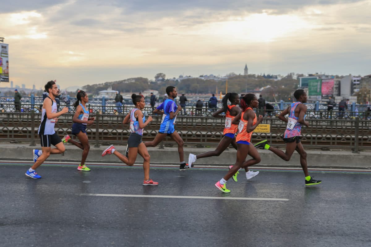 runners in a race in a big city